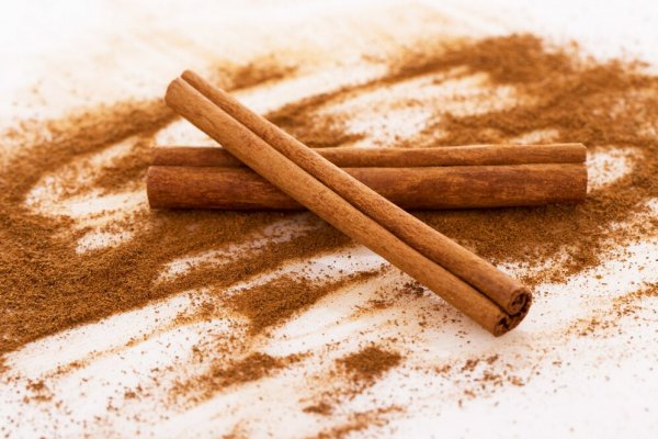 Cinnamon powder and sticks